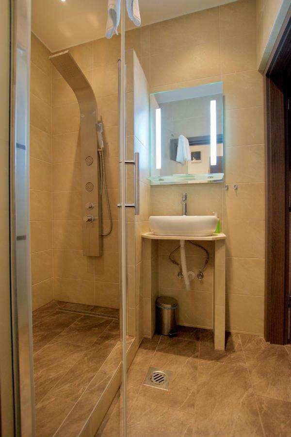 Standard Apartment By Hi5 -Baross Square Budapest Eksteriør billede